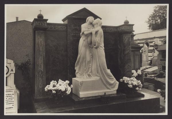 Milano - Cimitero Monumentale. Boninsegna, Pietà, scultura per monumento funebre.