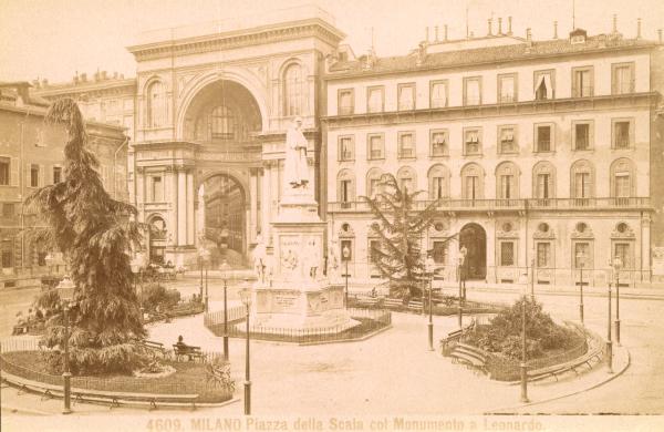 Milano - Piazza della Scala - Monumento a Leonardo da Vinci e arco della Galleria Vittorio Emanuele II