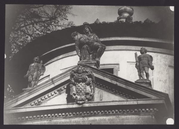 Sacro Monte - VII Cappella della Flagellazione. Esterno, particolare delle statue sopra il timpano.