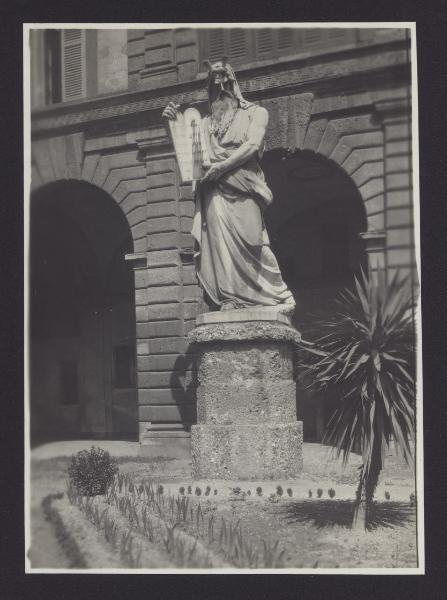 Milano - Palazzo Arcivescovile. Cortile, Antonio Tantardini, Mosè, scultura.