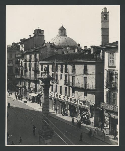 Milano - Piazza S. Babila. Veduta dall' alto con la colonna del Leone e sul fondo la cupola della chiesa di S. Carlo al Corso.