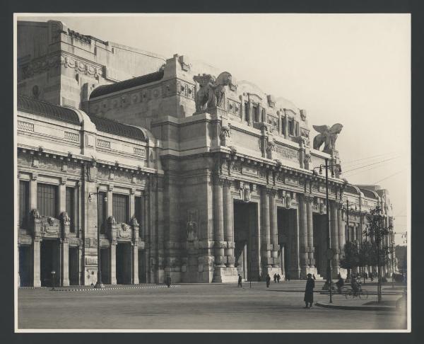 Milano - Stazione Centrale. Veduta di scorcio della facciata.