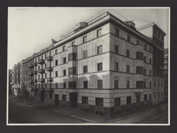 Milano. Palazzo d'angolo tra via Petrella e via Tamagno