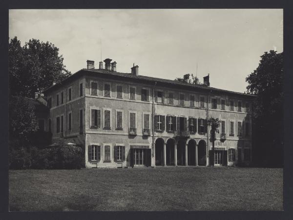 Affori - Villa Litta Modignani. Veduta dal giardino.