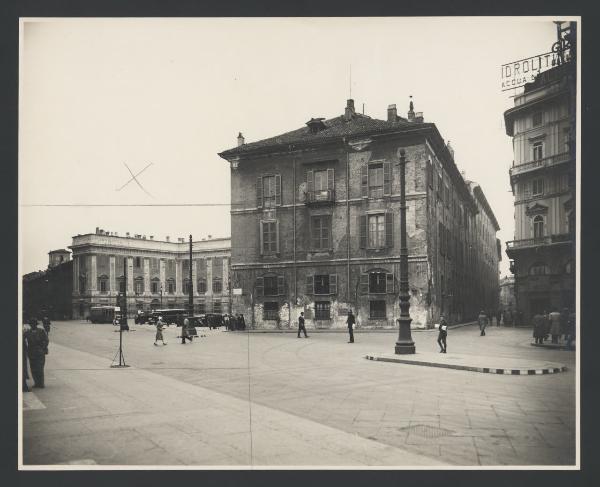 Milano - Piazza del Duomo. La manica lunga prima della demolizione.