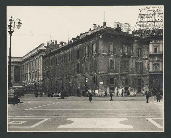 Milano - Piazza del Duomo. La manica lunga verso Palazzo Reale prima della demolizione.