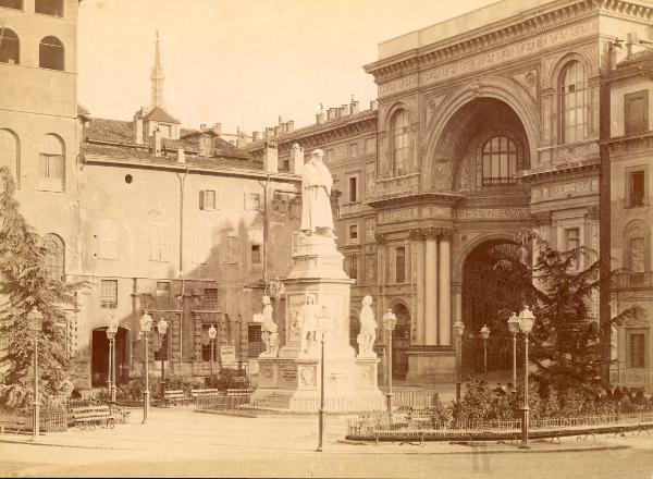 Milano - Piazza della Scala - Monumento a Leonardo da Vinci e facciata di Palazzo Marino prima dei restauri di Luca Beltrami