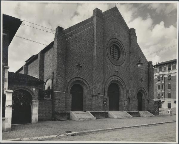 Milano - Chiesa di Santa Maria Calvairate. Facciata.