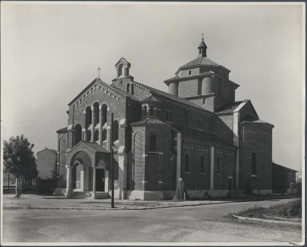 Milano - Chiesa di S. Paolo. Veduta della chiesa tra via Taormina e via Veglia.