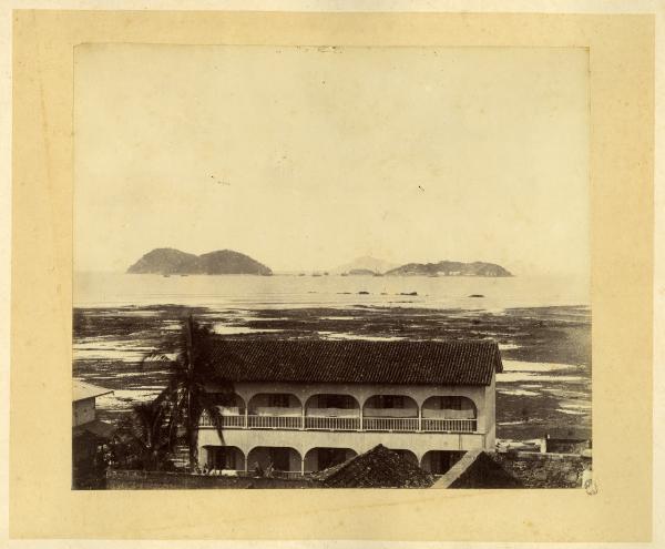 Panama - Spiaggia - Abitazione sulla spiaggia di fronte a delle isole. Veduta