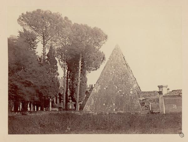 Roma - Piazza di Porta San Paolo (già Porta Ostiense) - Piramide di Caio Cestio