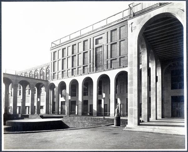 Milano - Palazzo dell'Arte. Veduta del porticato verso il parco Sempione.