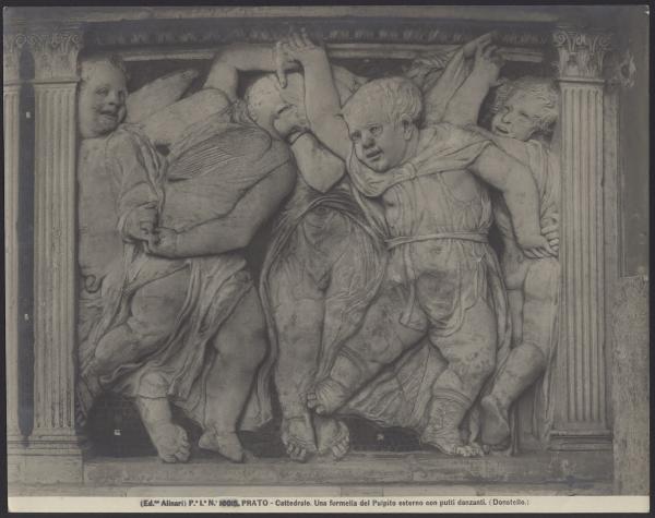 Prato - Duomo. Facciata esterna, Donatello, danza di putti, formella del parapetto del pergamo del Sacro Cingolo (1428-38).