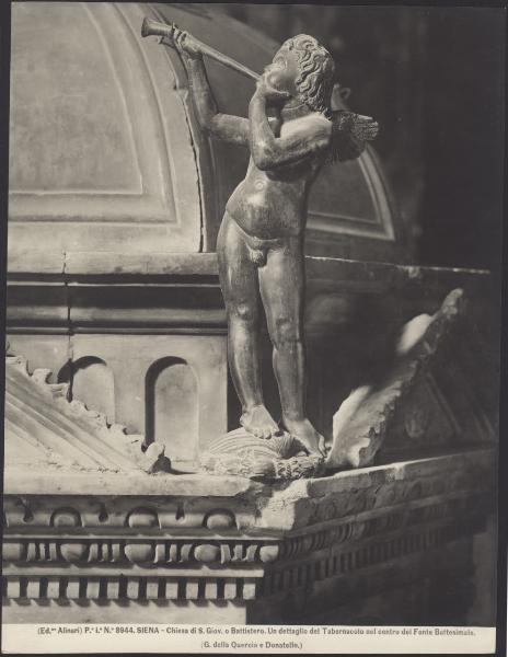 Siena - Battistero. Fonte battesimale, Donatello e Giovanni di Turino, angioletto musicante, statuetta tra i frontoni delle facce del ciborio, scultura in bronzo (1424 ca.).