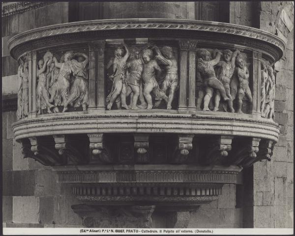 Prato - Duomo. Facciata esterna, Donatello, parapetto del pergamo del Sacro Cingolo (1428).