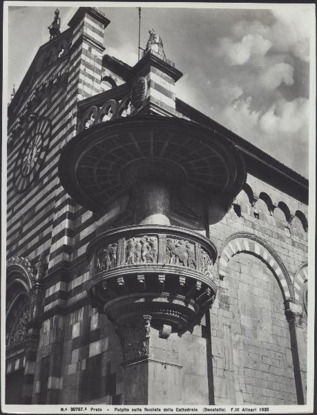 Prato - Duomo. Facciata esterna, Donatello, pergamo del Sacro Cingolo (1428).