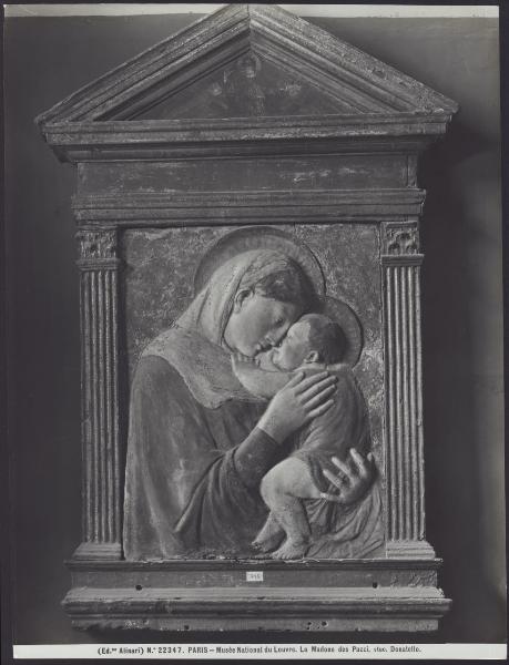 Parigi - Museo Nazionale del Louvre. Donatello, Madonna dei Pazzi, stucco policromo.