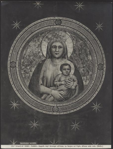Padova - Cappella degli Scrovegni. Giotto, Madonna con Bambino, medaglione della volta, affresco (1305-6).