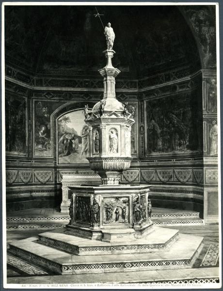 Siena - Battistero. Fonte battesimale, scultura in marmo e bronzo.