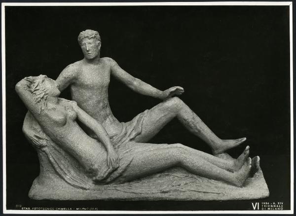Milano - VI Triennale d'Arte. Uomo e donna, gruppo scultoreo in ceramica.