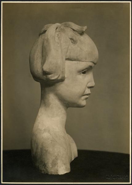 Nino Galizzi, ritratto di bambina visto di profilo, scultura in gesso.