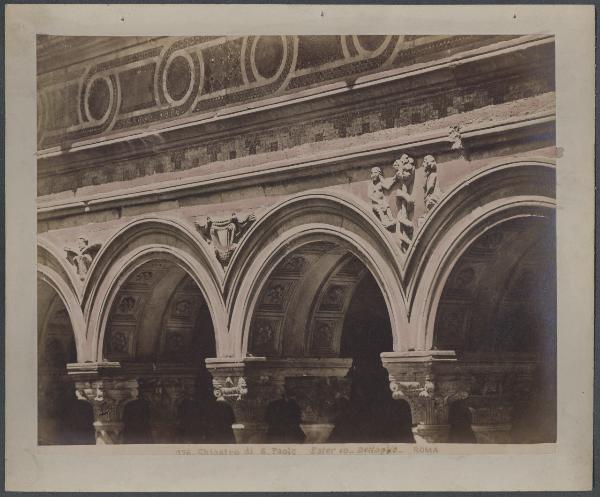 Roma - Basilica di S. Paolo fuori le Mura. Chiostro, particolare di alcuni archetti e della trabeazione ad intarsi marmorei soprastante.