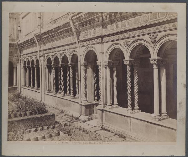 Roma - Basilica di S. Paolo fuori le Mura. Chiostro, particolare del colonnato visto dal giardino.