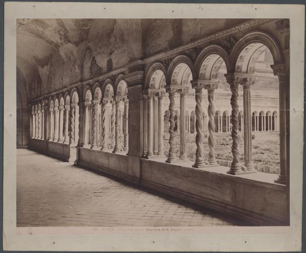 Roma - Basilica di S. Paolo fuori le Mura. Chiostro, particolare del colonnato.