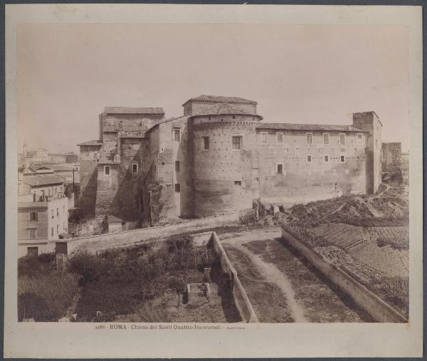 Roma - Chiesa dei Ss. Quattro Coronati. Veduta esterna dell'abside.