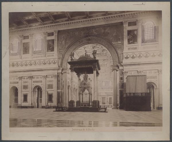 Roma - Basilica di S. Paolo fuori le Mura. Veduta dell'altare maggiore.