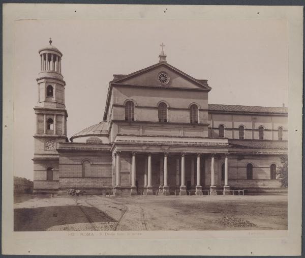 Roma - Basilica di S. Paolo fuori le Mura. Veduta del campanile e del portico antistante l'ingresso laterale sinistro al transetto.