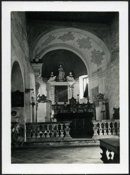 Casalino - Chiesa di San Pietro. Veduta dell'abside con l'altare maggiore.