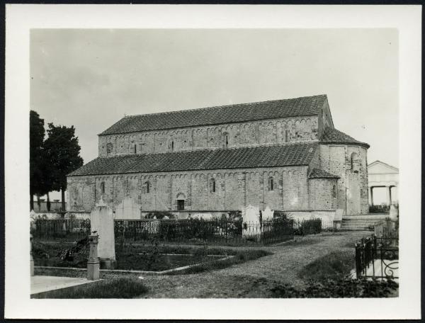 Oleggio - Chiesa di S. Michele. Veduta laterale destra della chiesa dal cimitero.