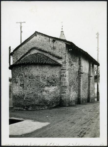 Borgomanero - Chiesa di S. Leonardo. Veduta esterna dell'abside e del fianco sinistro.