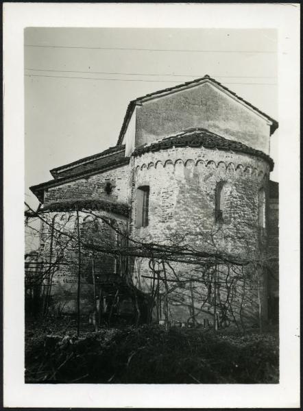 Casalino - Chiesa di San Pietro. Esterno, veduta dell'abside e del fianco destro, particolare.