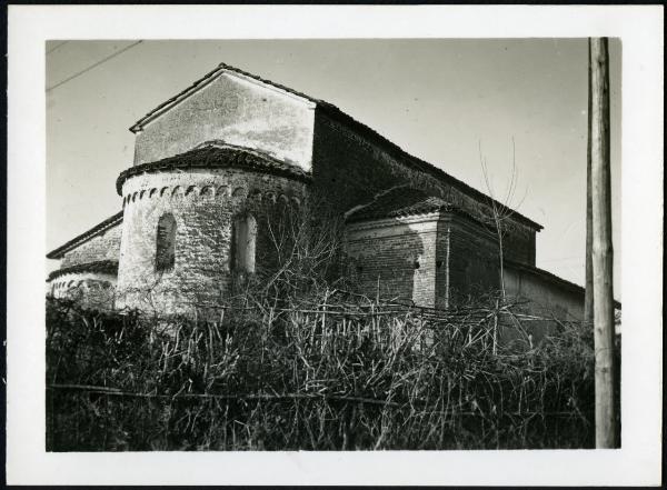 Casalino - Chiesa di San Pietro. Esterno, veduta dell'abside e del fianco sinistro, particolare.