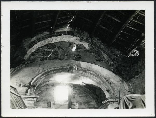 Caltignaga - Ex Chiesa di S. Lupo [ora laboratorio artigianale]. Interno, veduta del tetto e di alcuni archi, particolare.