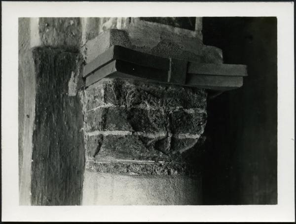 Biandrate - Chiesa parrocchiale di S. Colombano. Interno, particolare di un capitello nell'atrio decorato con figura di animale.