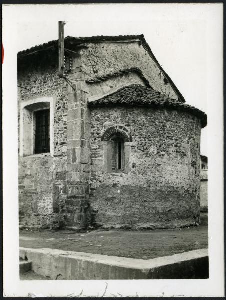 Borgomanero - Chiesa di S. Leonardo. Esterno, veduta dell'abside.