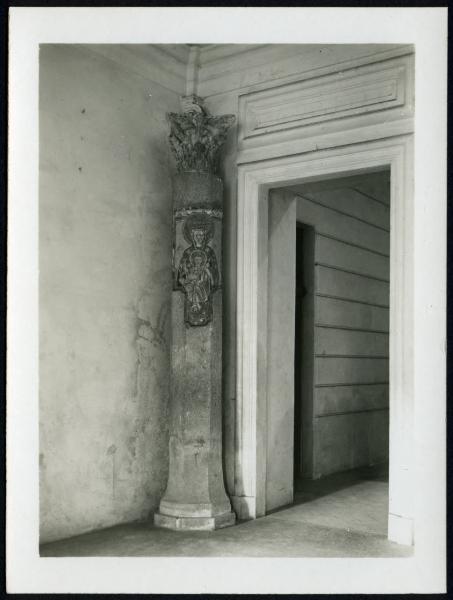 Novara - Duomo. Vescovado, colonna affrescata con Madonna con Bambino e capitello corinzio.