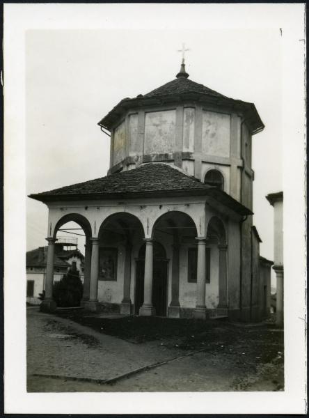 Baveno - Battistero. Veduta della facciata.