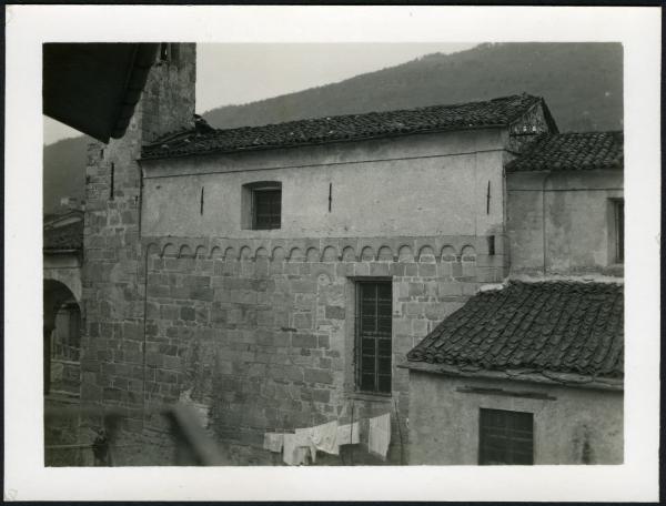 Suna - Chiesa dei Ss. Fabiano e Sebastiano. Veduta del fianco destro.