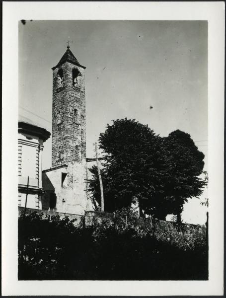 Belgirate - Chiesa Vecchia. Veduta del campanile dal basso.