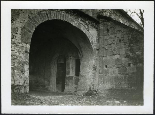 Pallanza - Chiesa di S. Remigio. Veduta del portico con l'ingresso.