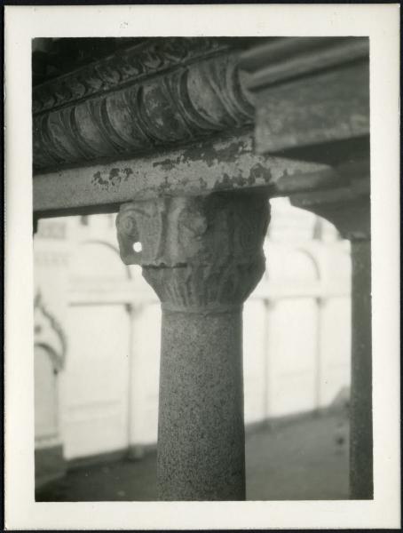 Novara - Duomo. Esterno, particolare di un capitello dell'antico Duomo e della trabeazione soprastante.