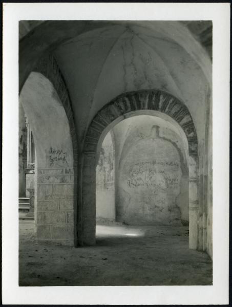 Pallanza - Chiesa di S. Remigio. Interno, veduta di una volta a botte su arco trasverso nella navata laterale.