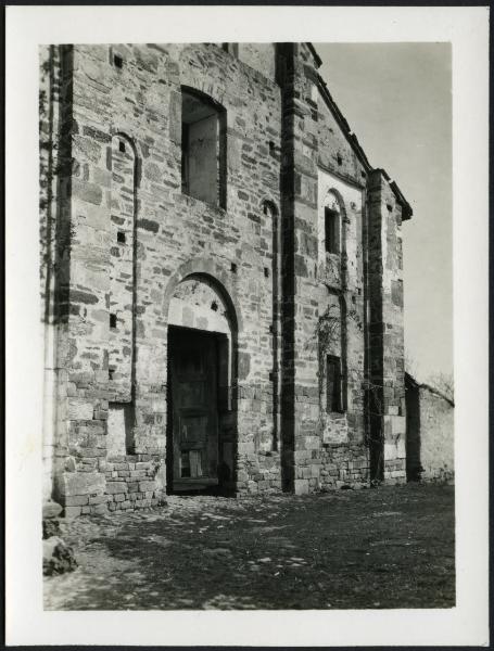 Sala Biellese - Abbazia della Bessa. Veduta di scorcio della facciata, particolare.