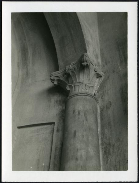 Novara - Duomo. Interno, ripresa dal basso di una colonna con capitello corinzio dell'antico Duomo a sostegno di un arco.