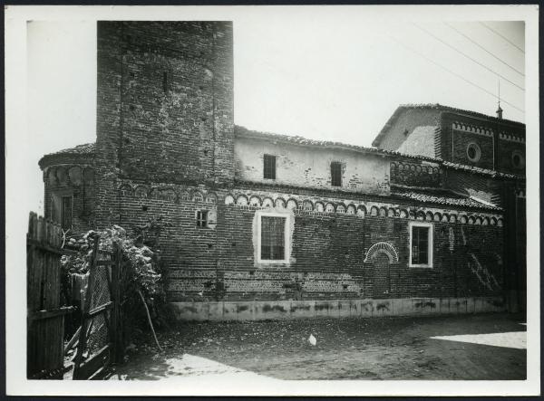 Oldenico - Chiesa parrocchiale di S. Lorenzo. Veduta del fianco sinistro, particolare.