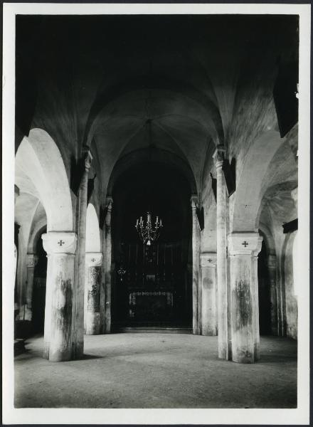 Robbio - Chiesa di San Pietro. Interno, particolare delle navate.